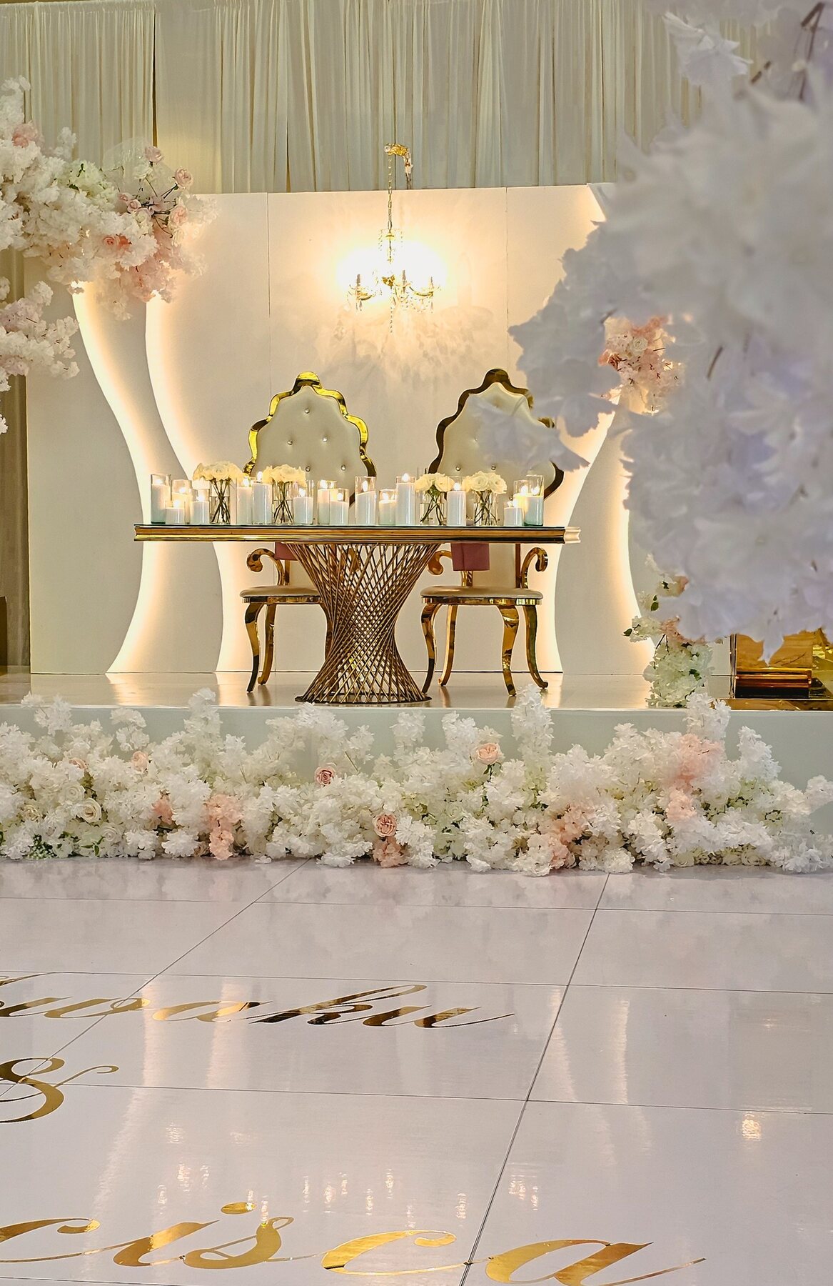White & Gold Sweetheart Wedding by Gigi Backdrops